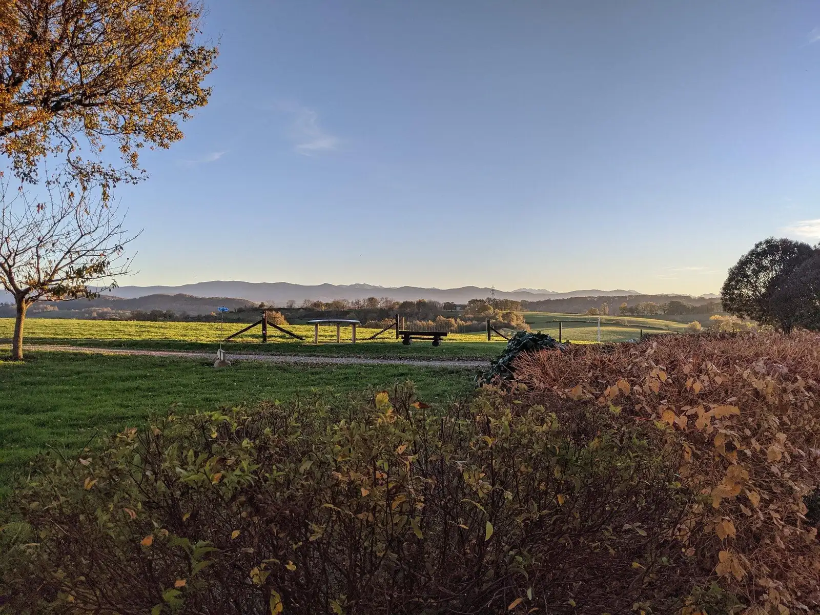 Vue des collines et des Pyrénées depuis la ferme