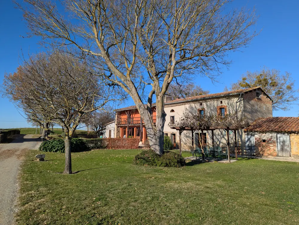 La terrasse de la ferme auberge, ouverte, avec ses tables installées